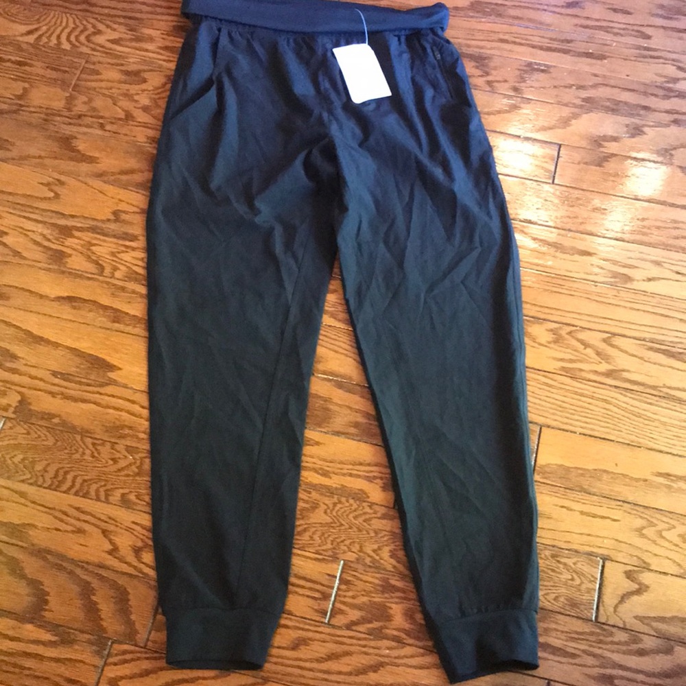NWT Med Women’s Black Fabletics Slouch Jogger 👍